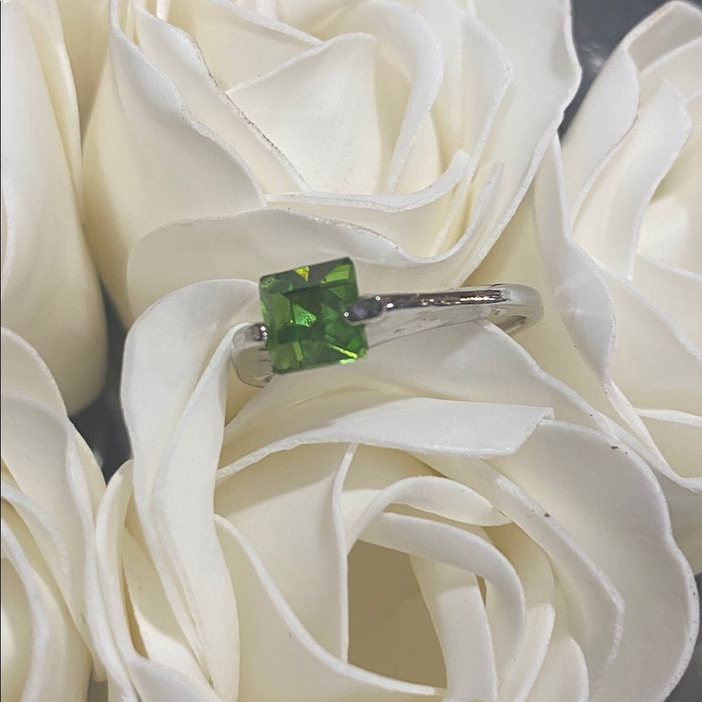 Size 7 Green Stone Costume Ring - Picture 3 of 3
